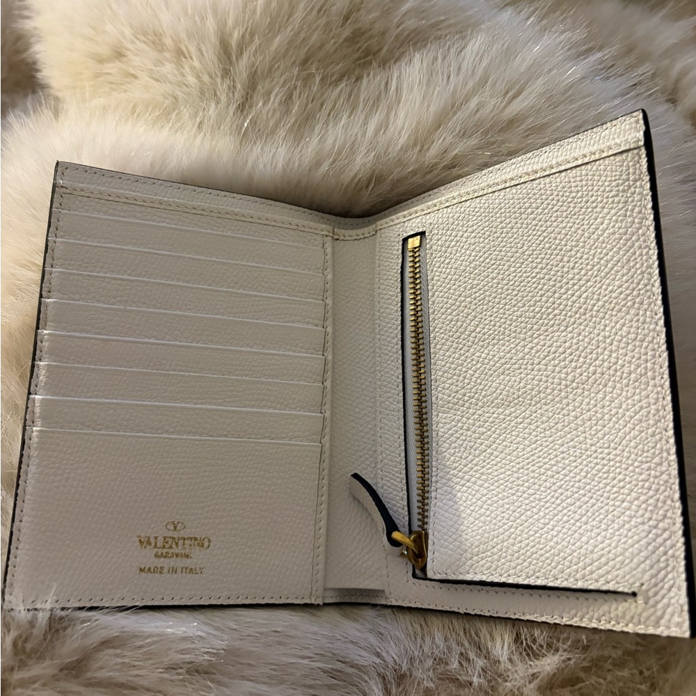 Valentino White Cream Leather Wallet. - Picture 3 of 10